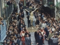 La procesión recorriendo lentamente las calles de Hondarribia en Semana Santa