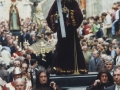 La procesión recorriendo lentamente las calles de Hondarribia en Semana Santa