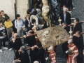 La procesión recorriendo lentamente las calles de Hondarribia en Semana Santa
