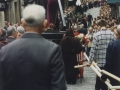 La procesión recorriendo lentamente las calles de Hondarribia en Semana Santa