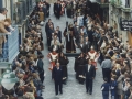 La procesión recorriendo lentamente las calles de Hondarribia en Semana Santa