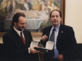 Visita institucional del alcalde de Hondarribia al ayuntamiento de Ferrol : entrega de recuerdo por parte del alcalde de Hondarribia, Borja Jauregi, al alcalde de Ferrol, Xaime Bello