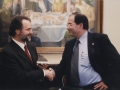 Visita institucional del alcalde de Hondarribia al ayuntamiento de Ferrol : saludo entre el alcalde de Hondarribia, Borja Jauregi, y el alcalde de Ferrol, Xaime Bello