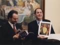Visita institucional del alcalde de Hondarribia al ayuntamiento de Ferrol : entrega de recuerdos entre el alcalde de Hondarribia, Borja Jauregi, y el alcalde de Ferrol, Xaime Bello