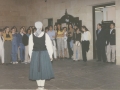 Recepción al equipo femenino de baloncesto de Hondarribia : dantzari bailando un aurresku ante la mirada de los asistentes al acto