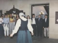 Recepción al equipo femenino de baloncesto de Hondarribia : dantzari bailando un aurresku ante la mirada de los asistentes al acto