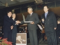 Entrega de premio por parte del alcalde de Hondarribia, Borja Jauregi