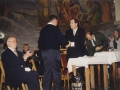 El ayuntamiento de Hondarribia condecora a la Asociación de Donantes de Sangre de Gipuzkoa : el alcalde de Hondarribia saludando a un homenajeado