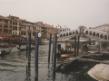 Puente Rialto y góndolas en el canal de Venecia