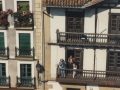 Hondarribiarras en los balcones de sus casas