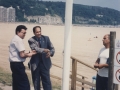 Acto de entega del distintivo de la Bandera Azul a la playa de Hondarribia por parte de la Fundación Europea de Educación Ambiental por cumplir una serie de condiciones ambientales e instalaciones : el alcalde de Hondarribia izando la bandera