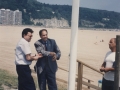 Acto de entega del distintivo de la Bandera Azul a la playa de Hondarribia por parte de la Fundación Europea de Educación Ambiental por cumplir una serie de condiciones ambientales e instalaciones : el alcalde de Hondarribia izando la bandera