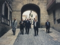 El alcalde Borja Jauregi y miembros de las Juntas Generales recorriendo el casco antiguo