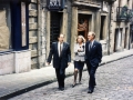 El alcalde Borja Jauregi, Esther Larrañaga y Roman Sudupe recorriendo el casco antiguo