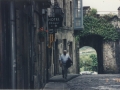 Florentxo Arrieta por el casco antiguo de Hondarribia