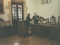Visita del alcalde de Peñiscola : el alcade de Hondarribia entregando un obsequio a Constantino Simó Martínez