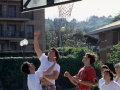 Jóvenes jugando a baloncesto