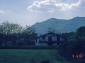 Caserío y, al fondo, el monte Jaizkibel
