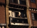 Vecinos en el balcón de un edificio de Hondarribia