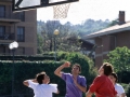 Jóvenes jugando a baloncesto