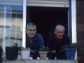 Vecinos mirando por la ventana de un edificio de Hondarribia