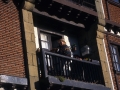 Vecinos en el balcón de un edificio de Hondarribia