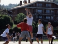 Jóvenes jugando a baloncesto