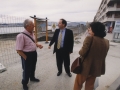 El alcalde de Hondarribia charlando con los viandantes junto a unas obras en el paseo Butron