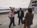 El alcalde de Hondarribia charlando con los viandantes junto a unas obras en el paseo Butron