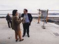 El alcalde de Hondarribia charlando con los viandantes junto a unas obras en el paseo Butron