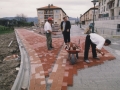 El alcalde Borja Jauregi junto a dos trabajadores adoquinando las calles de Hondarribia