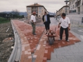 El alcalde Borja Jauregi junto a dos trabajadores adoquinando las calles de Hondarribia