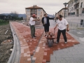El alcalde Borja Jauregi junto a dos trabajadores adoquinando las calles de Hondarribia