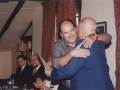 Nombramiento de Bidasotarra del año 1999 a Borja Jauregi y las hermanas S.vicente de Paul por la Revista "El Irunés" : José Antonio Lecuona abraza al alcalde de Hondarribia
