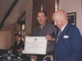 Nombramiento de Bidasotarra del año 1999 a Borja Jauregi y las hermanas S.vicente de Paul por la Revista "El Irunés" : el alcalde con el diploma recibido