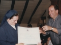 Nombramiento de Bidasotarra del año 1999 a Borja Jauregi y las hermanas S.vicente de Paul por la Revista "El Irunés" : representante de las hemana S. vicente de Pau recibiendo el diploma