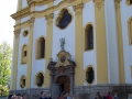 Alcaldes y representantes municipales vascos visitando la basílica Wilten