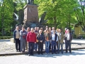 Alcaldes y representantes municipales vascos junto a la estatua de Andreas Hofer