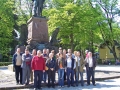 Alcaldes y representantes municipales vascos junto a la estatua de Andreas Hofer
