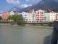 El río Inn a su paso por Innsbruck con los Alpes al fondo