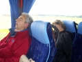 Alcaldes y representantes municipales vascos viajando en autobús