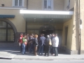 Alcaldes y representantes municipales vascos asintentes al Congreso del Consejo de Municipios y Regiones de Europa en la entrada del Hotel Grauer de Innsbruck