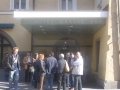 Alcaldes y representantes municipales vascos asintentes al Congreso del Consejo de Municipios y Regiones de Europa en la entrada del Hotel Grauer de Innsbruck