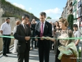 Markel Olano cortando la cinta inaugural junto al alcalde Kerejeta en la inauguración del baluarte de la Reina