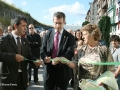 Markel Olano cortando la cinta inaugural junto al alcalde Kerejeta en la inauguración del baluarte de la Reina