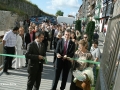 Markel Olano cortando la cinta inaugural junto al alcalde Kerejeta en la inauguración del baluarte de la Reina