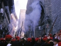 Descarga ante la iglesia parroquial de Santa María de la Asunción en la Kale Nagusia el día del Alarde