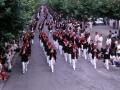 Desfile de una compañía por las calles de Hondarribia el día del Alarde