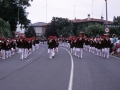 Desfile de una compañía por las calles de Hondarribia el día del Alarde