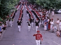 Desfile de una compañía por las calles de Hondarribia el día del Alarde